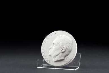Porträtplakette von Walter Jens