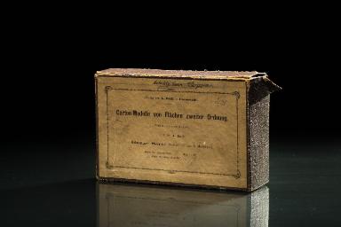 Carton-Modelle von Flächen zweiter Ordnung