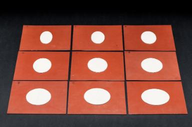 Set mit geometrischen Reliefs