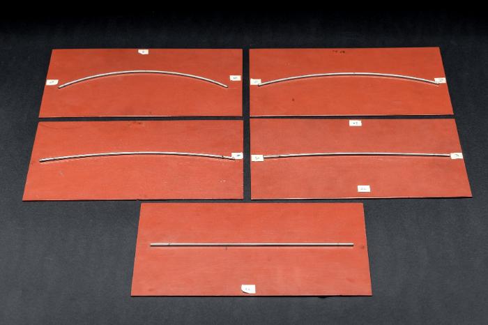 Set mit geometrischen Reliefs