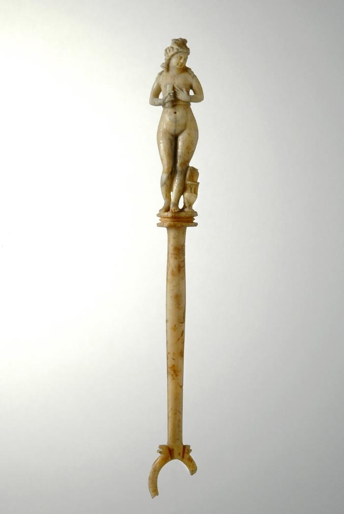 Fingerkunkel: Aphrodite, ein Brustband (Kestos) anlegend