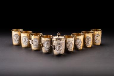 9 Tischbecher davon 6 "geschwitzte" Becher und 3 "glatte" Becher