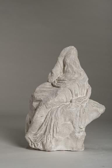 Friesfigur vom Erechtheion in Athen: sitzende, weibliche Figur