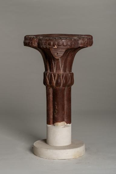 Lampe aus Porphyr in Säulenform aus Knossos