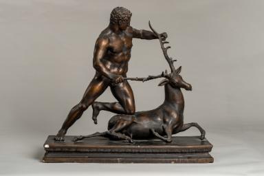 unterlebensgroße Gruppe des Herakles mit Hirschkuh