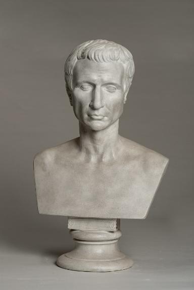 Neuzeitlicher Porträtkopf des C. Iulius Caesar auf moderner Büste