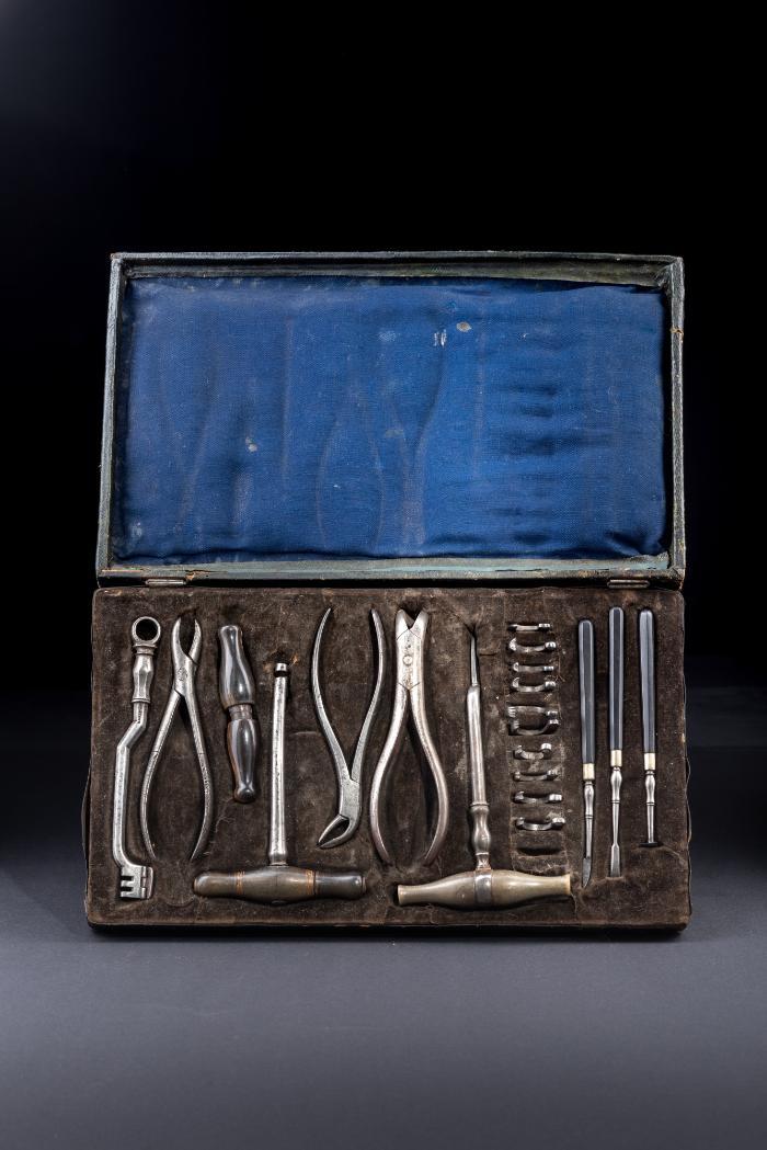 Instrumentenkasten des "Dr. Grausam"