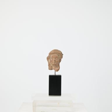 Figurine: weiblicher Kopf mit Kranz