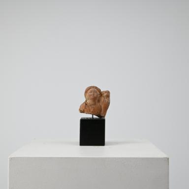 Figurine: Knabe mit bekränztem Kopf