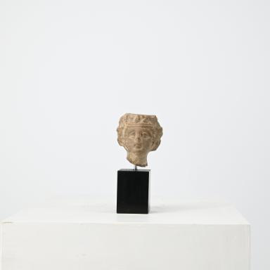 Figurine: Frauenkopf mit Stirnband und Efeukranz