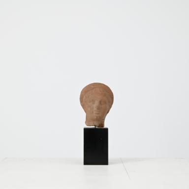 Figurine: Kopf mit klassizistischen Zügen und Fransenfrisur