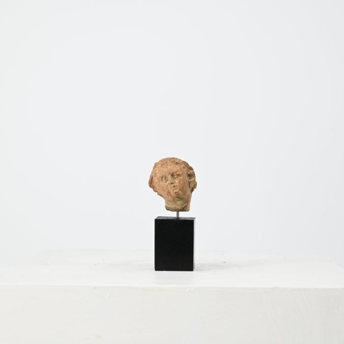 Figurine: bartloser, bekränzter Kopf (Dionysos?)