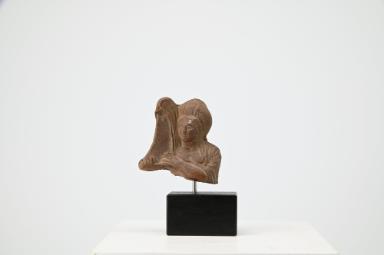 Figurine: Frauenoberkörper mit Trigonon