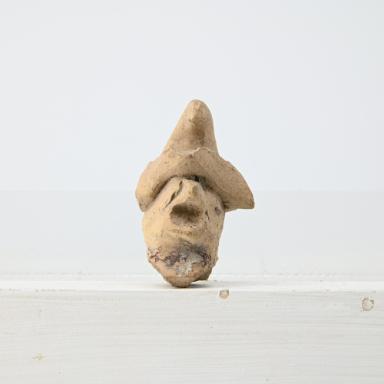 Figurine: Kopf mit ungewöhnlicher Kopfbedeckung
