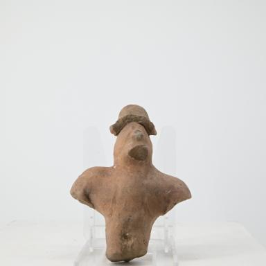 Figurine: Torso und Kopf eines Mannes mit runder Kopfbedeckung