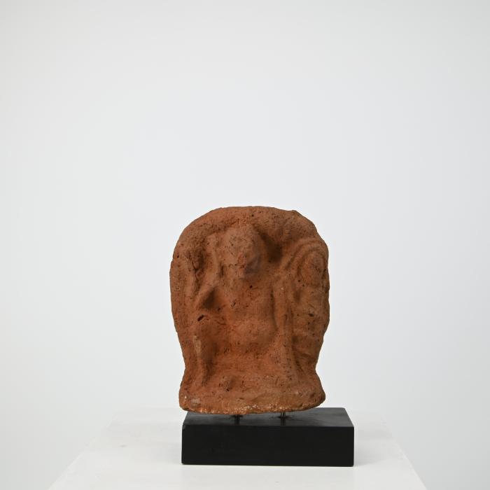 Figurine: sitzender nackter Mann