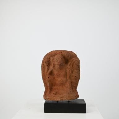 Figurine: sitzender nackter Mann