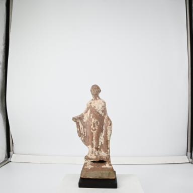 Figurine: Mann mit geöffnetem Mantel
