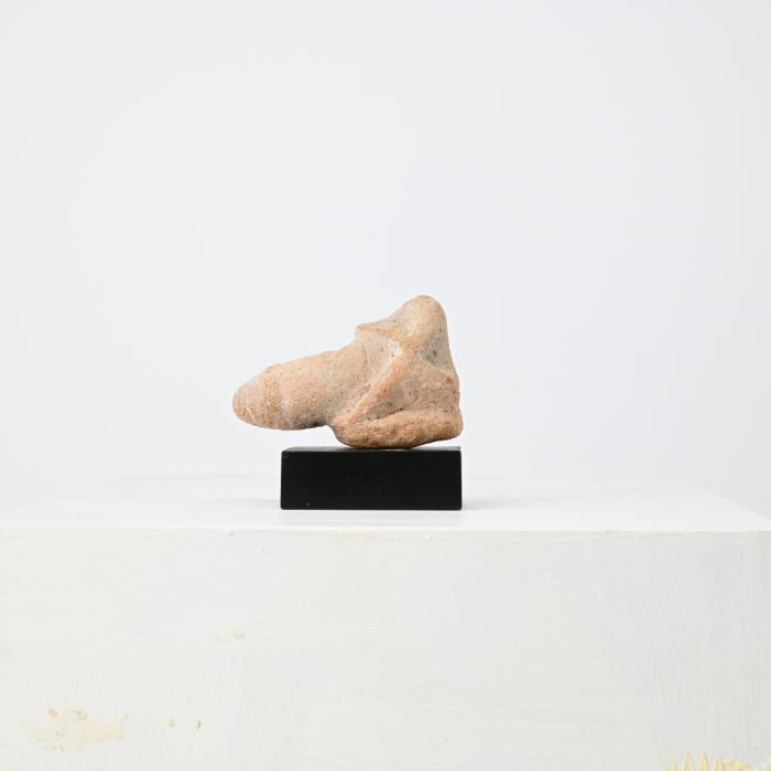 Figurine: überdimensionierter Phallus mit sitzender Figur