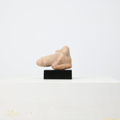Figurine: überdimensionierter Phallus mit sitzender Figur