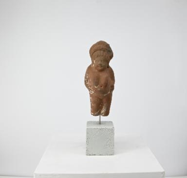 Figurine: nackte Frau mit Melonenfrisur