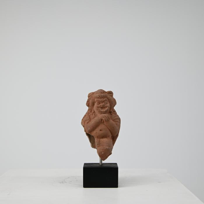 Figurine: sitzender, maskierter Schauspieler