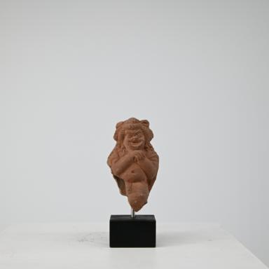 Figurine: sitzender, maskierter Schauspieler