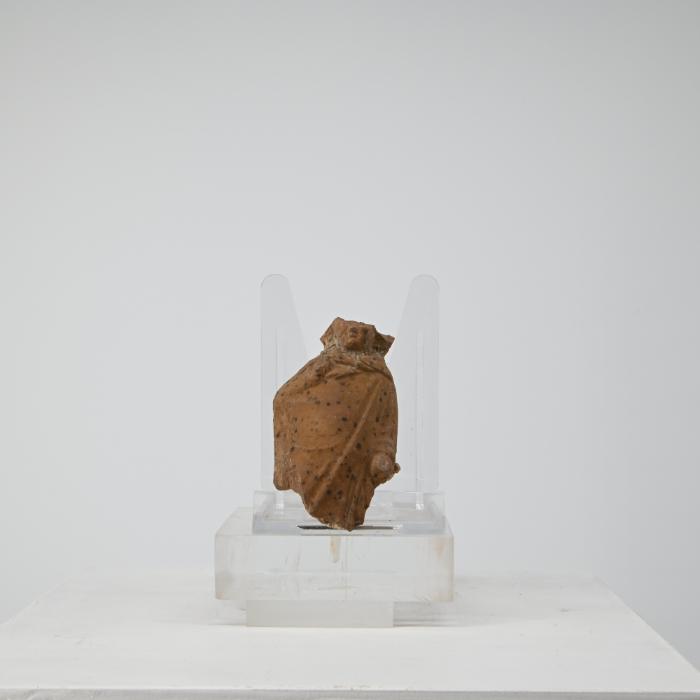 Figurine: Knabe im Mantel