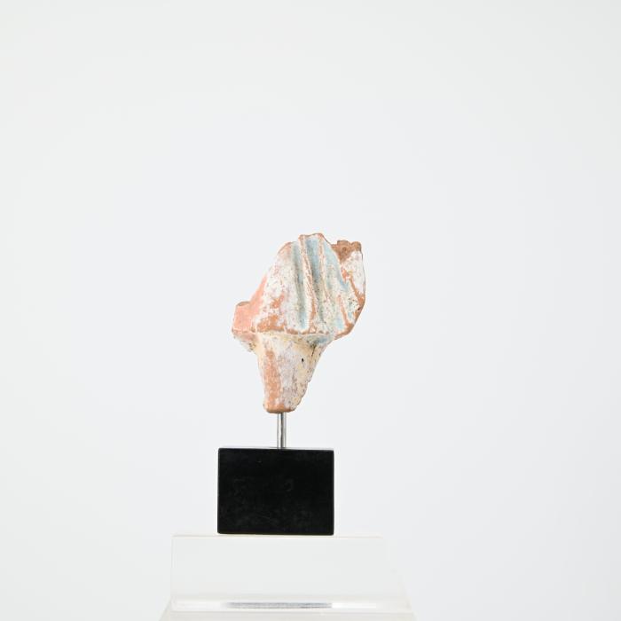 Figurine: Fragment eines bekleideten Knaben
