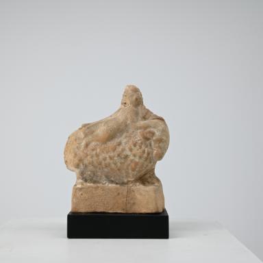 Figurine: Baby/kleines Kind auf Widder mit Basis