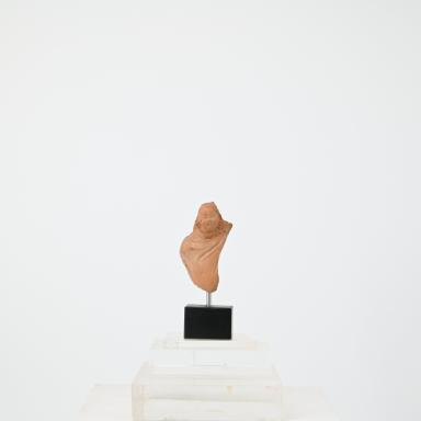 Figurine: Torso eines Knaben im Mantel