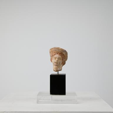 Figurine: weiblicher Kopf mit aufwendigem Kopfputz