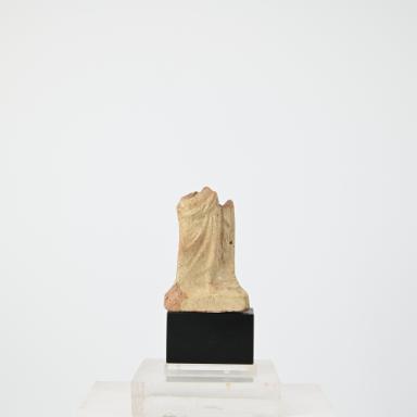 Figurine: Beine eines Knaben im Hüftmantel