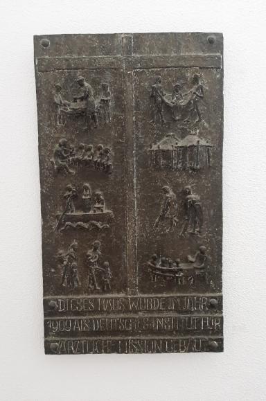 Gedenktafel an das Deutsche Institut für Ärztliche Mission DIFÄM