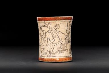 Kakaobecher mit mythologischer Szene im Codex-Stil