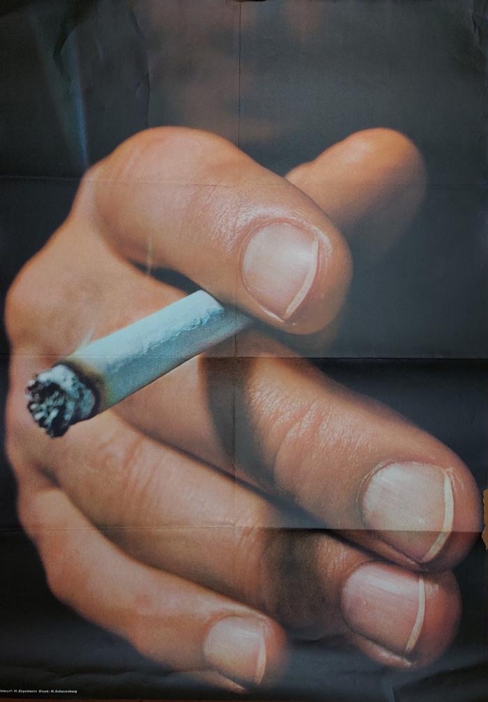 Zigarette in einer Hand